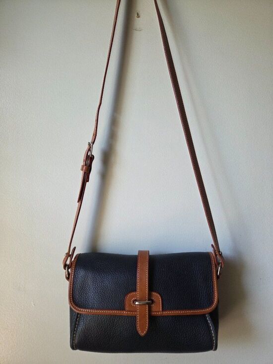 Dooney & Bourke Handbags - EUC DOONEY & BOURKE THICK PEBBLED GENUINE LEATHER CROSSBODY BAG